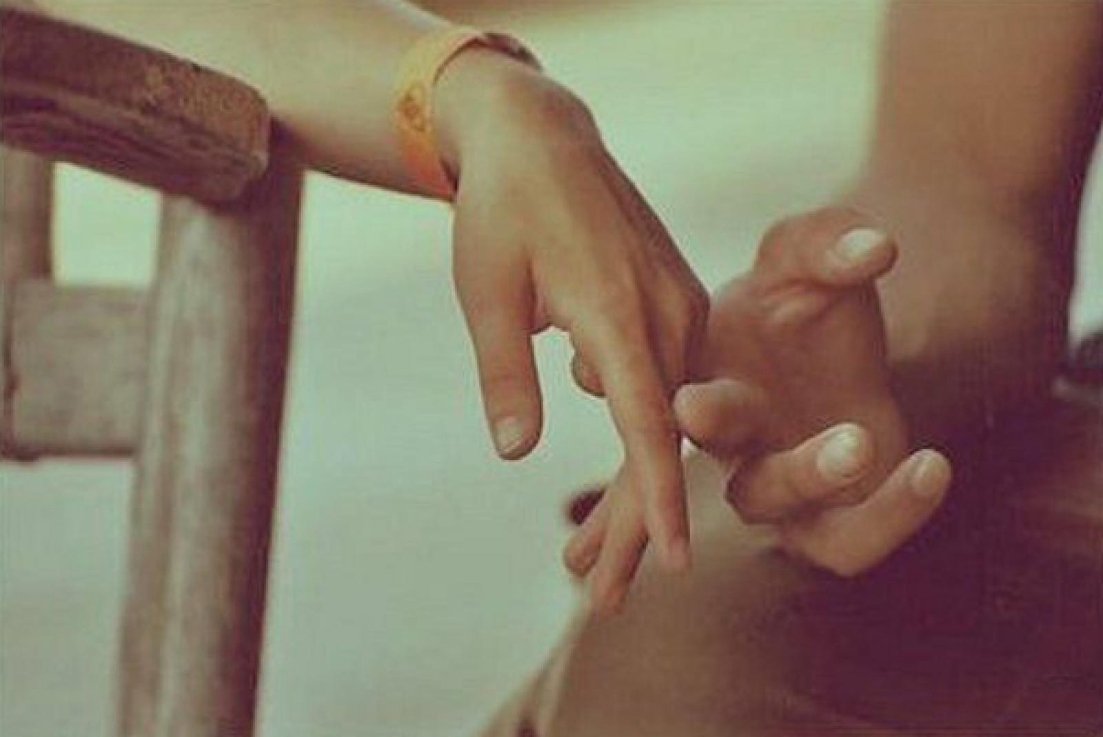 Зачем мужчины трогают. Прикосновение рук. Нежное прикосновенье. Сплетение рук. Прикосновение любви.